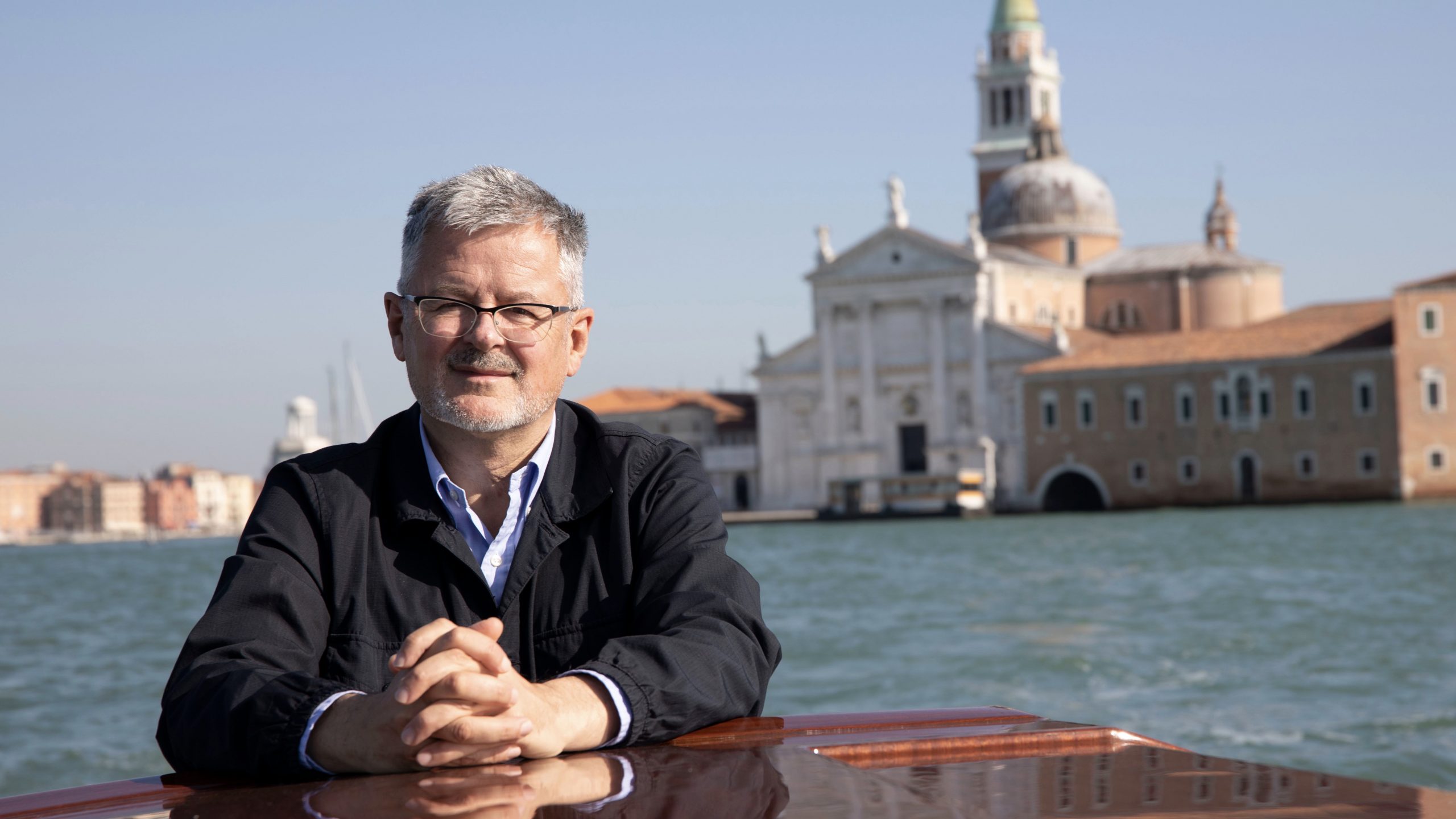 Christopher Clark erkundet Venedigs Lagune mit dem Boot.