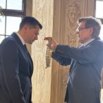 Der älteste im Stadtrat Bernd Kränzle übergibt dem neuen Oberbürgermeister Florian Freund die Amtskette.