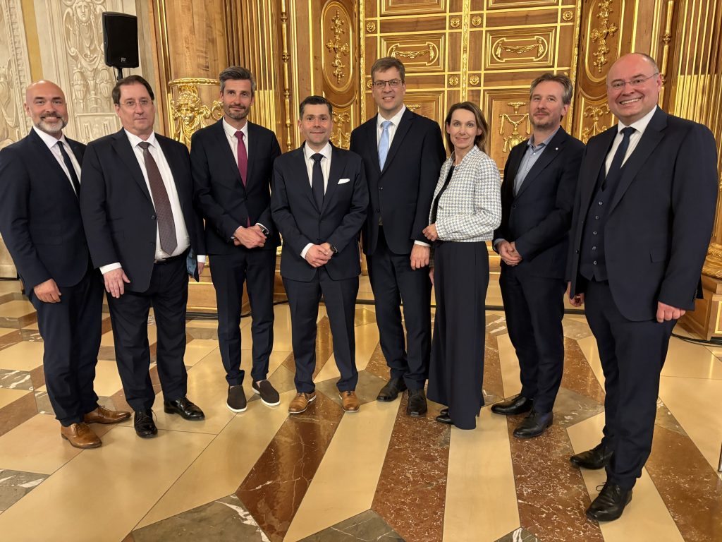 Die neue Stadtregierung (v.l.): Martin Schenkelberg, Roland Barth, 2. Bürgermeister Dirk Wurm, OB Florian Freund, 3. Bürgermeister Bernd Zitzelsberger, Tatjana Dörfler, Steffen Kercher und Frank Pintsch.