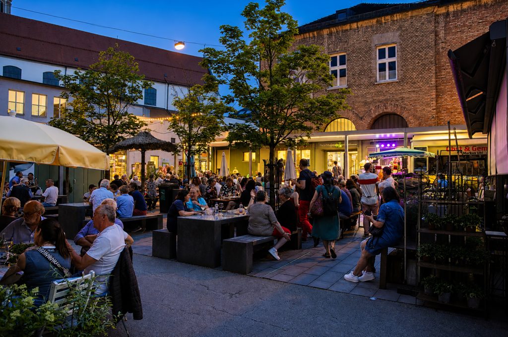 Wie auf Mallorca gibt es bei den Sommernächten auch beschauliche Plätze zum Feiern, zum Beispiel den Augsburger Stadtmarkt. Foto: Nikky Maier
