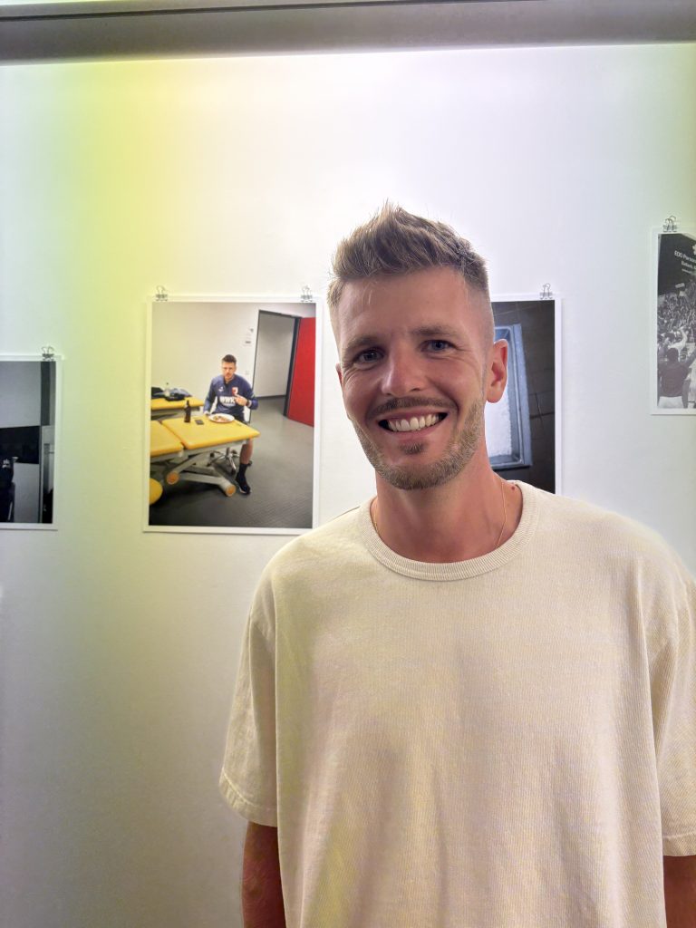 Erwischt, sowohl analog von Massengo, als auch digital fotografiert als Ausstellungs-Besucher: Julian Binder, Physiotherapeut.