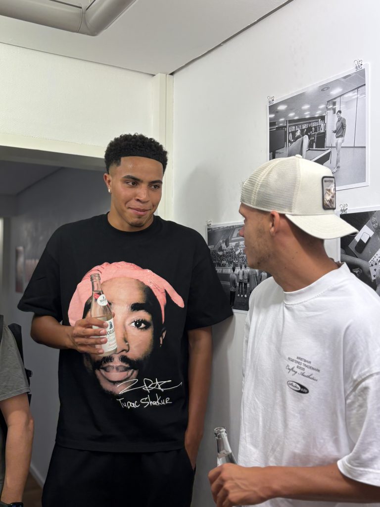 Noki Banks (l.) und Robin Fellhauer waren gekommen. Sie lassen sich auch immer wieder gern von ihrem Mannschaftskameraden fotografieren.