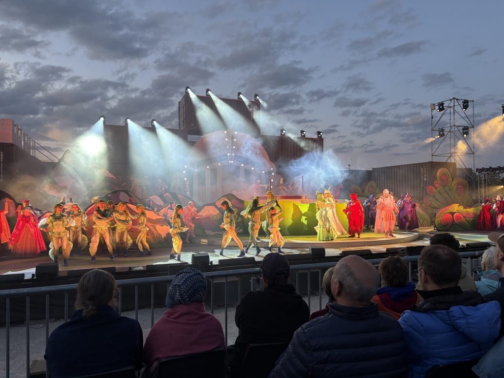 Das Staatstheater Augsburg zeigte Spamalot.