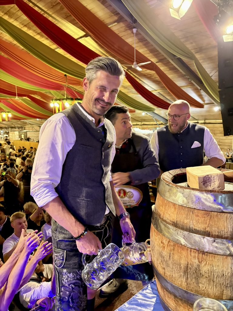 Dirk Wurm, Augsburgs zweiter Bürgermeister, voll in Aktion beim OB-Anstich.