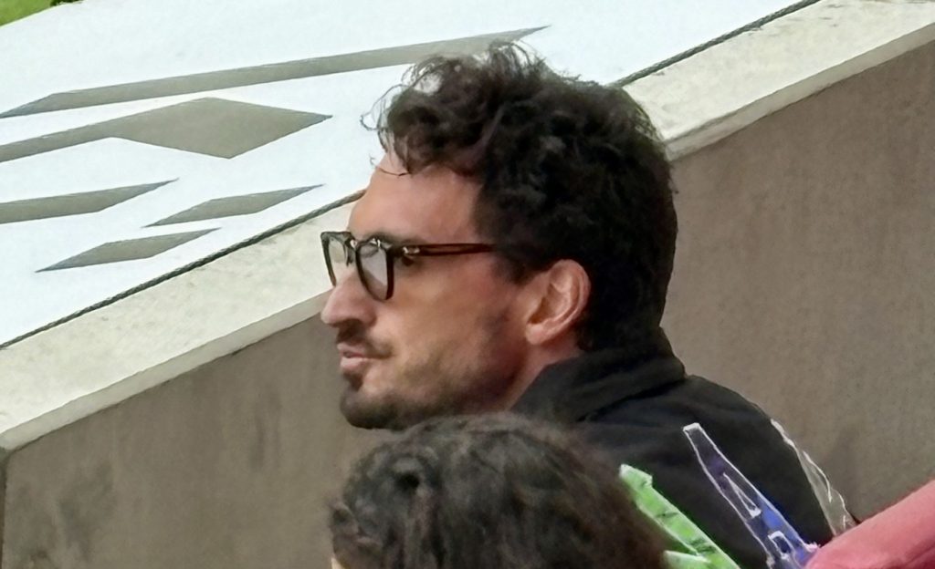 Nicht nur Fussball-Bundestrainer Jürgen Klopp war da, beim Spiel FC Augsburg gegen Schalke 04, sondern auch Ex Profi-Fußballspieler Mats Hummels.