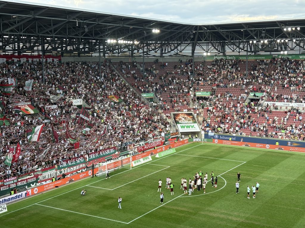 Die Ulrich Biesinger Tribüne hatte Grund die Mannschaft des FCA zu feiern.
