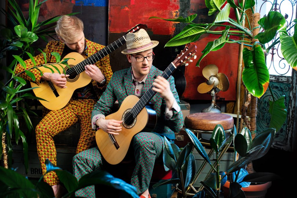 Adam Woch (li.) und Robert Guzik (re.) treten am 10. Oktober beim 15. Internationalen Gitarrenfestival Wertingen 2026 auf. Bildquelle: Honorata Karapuda